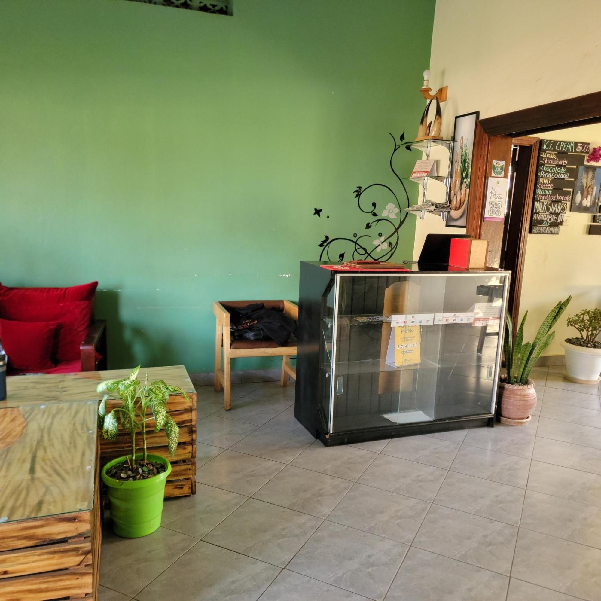 Bed and Breakfast Grassroots Cafe & Deli Masaka Exterior foto